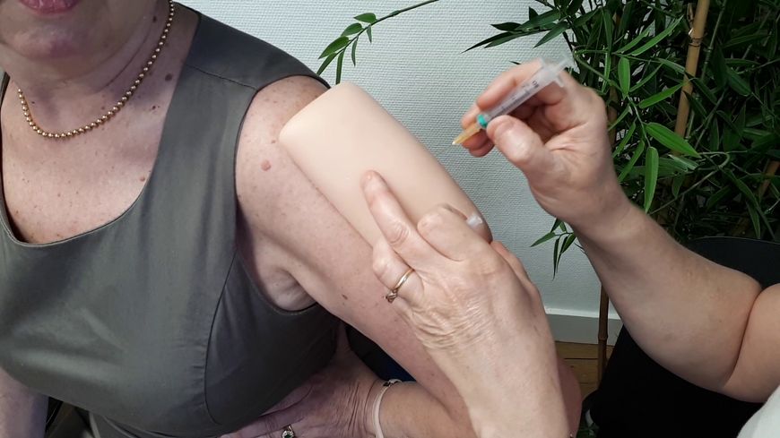 À Nantes, des pharmaciens apprennent à vacciner contre la grippe – France Bleu