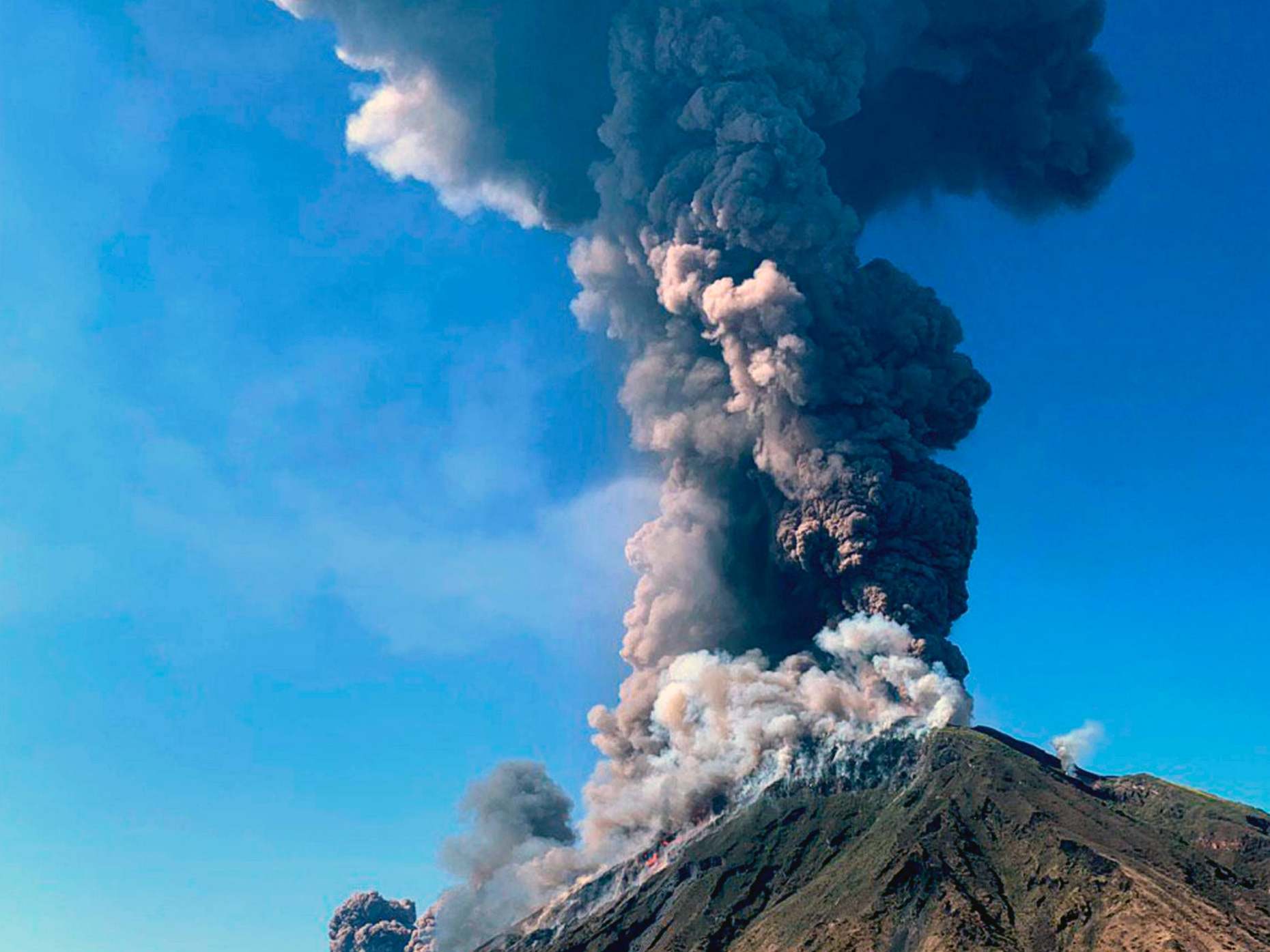 Stromboli volcano: One dead as tourists run and ‘jump into sea’ after eruption on Italian island