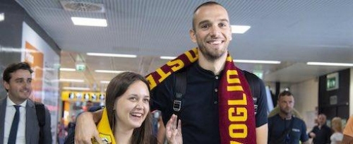 Pau Lopez arrives for Roma