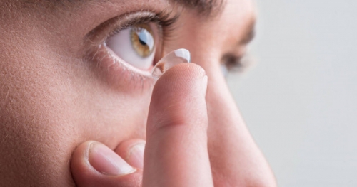 Man in UK loses sight in right eye after showering with contact lenses on – AsiaOne