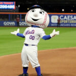 Mets reporter dissects team’s miserable season while Pride Night Mr. Met dances behind him