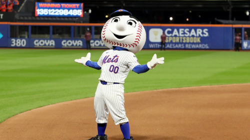 Mets reporter dissects team’s miserable season while Pride Night Mr. Met dances behind him