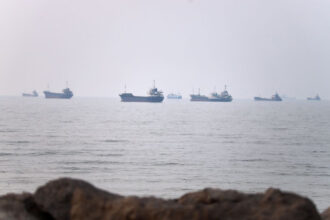 En död i iransk attack i Hormuzsundet