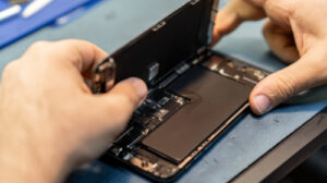 Why Did Smartphone Makers Stop Making Removable Batteries?