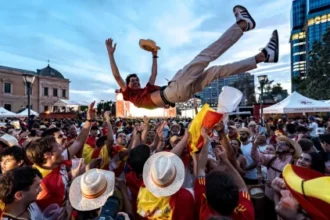 Felhőtlen fieszta: képekben a spanyol szurkolók öröme Madridból