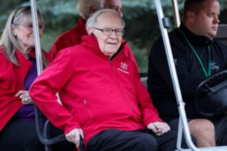 Buffett says AI giants are ‘playing a game they don’t want to play’ in the AI race, reveals he was behind Berkshire’s $31 billion bet on Google