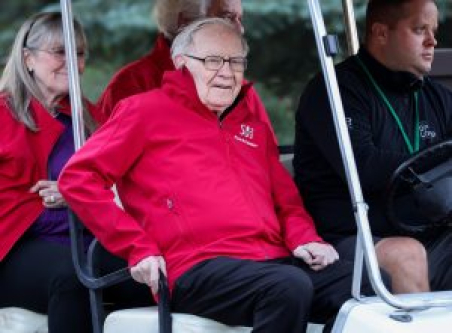Buffett says AI giants are ‘playing a game they don’t want to play’ in the AI race, reveals he was behind Berkshire’s $31 billion bet on Google