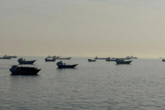 US forces board ship to ensure ‘compliance’ with Iran blockade