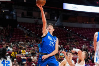 Las 14 asistencias de Sergio De Larrea con los Mavs y sus números en la Summer League