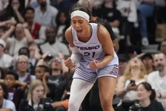 Isabelle Harrison shows off long legs in stylish pregame outfit before Tempo-Dream game