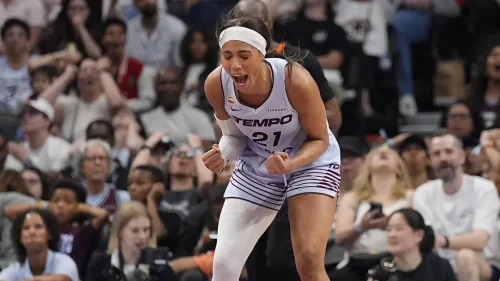 Isabelle Harrison shows off long legs in stylish pregame outfit before Tempo-Dream game