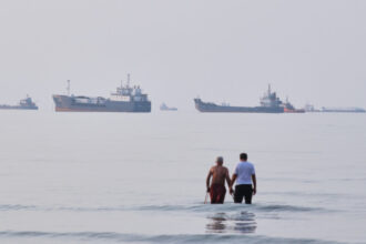 US strikes bridges and key port as its Iran campaign expands
