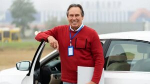 Jesús, dueño de una autoescuela, ante el colapso en la DGT por la escasez de personal: “Los alumnos no quieren dar clase si no pueden examinarse hasta dentro de varios meses, pero yo tengo que seguir pagando la letra del coche y la seguridad social de mis