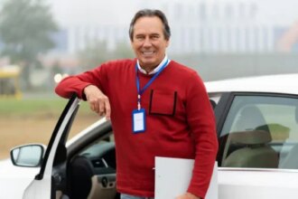 Jesús, dueño de una autoescuela, ante el colapso en la DGT por la escasez de personal: “Los alumnos no quieren dar clase si no pueden examinarse hasta dentro de varios meses, pero yo tengo que seguir pagando la letra del coche y la seguridad social de mis