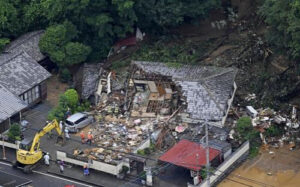 栃木・足利住宅倒壊で発見の女性死亡　山の土砂崩れ60代夫婦と連絡取れず