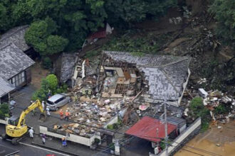 栃木・足利住宅倒壊で発見の女性死亡　山の土砂崩れ60代夫婦と連絡取れず