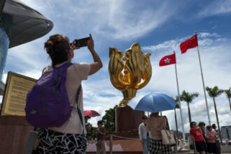 Before You Travel Internationally, Check Out These 5 Tech Tips First