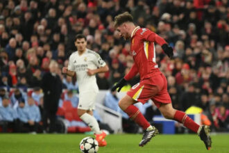 Iraola determinado a manter Mac Allister e Alisson no Liverpool