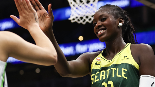 Awa Fam firma su primer doble-doble en la WNBA y muestra su mejora en el tiro exterior