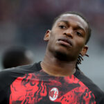 Video: Milan star Rafael Leao trains with Corinthians jersey on holiday