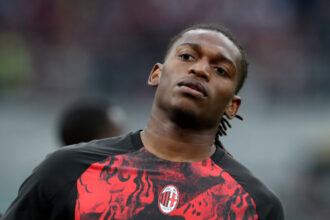 Video: Milan star Rafael Leao trains with Corinthians jersey on holiday