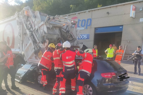 Un camion-poubelle embouti par une voiture à Couillet: la personne à bord du véhicule est blessée aux membres inférieurs