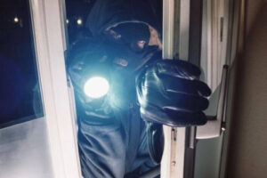 Un sursis probatoire octroyé au jeune bruxellois, qui s’est fait tirer dessus lors d’un home-jacking pour voler une collection de 200 armes à Roux