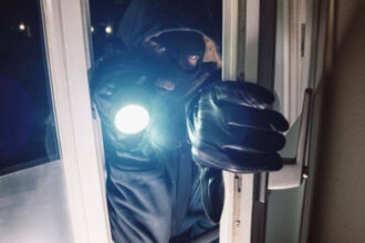 Un sursis probatoire octroyé au jeune bruxellois, qui s’est fait tirer dessus lors d’un home-jacking pour voler une collection de 200 armes à Roux
