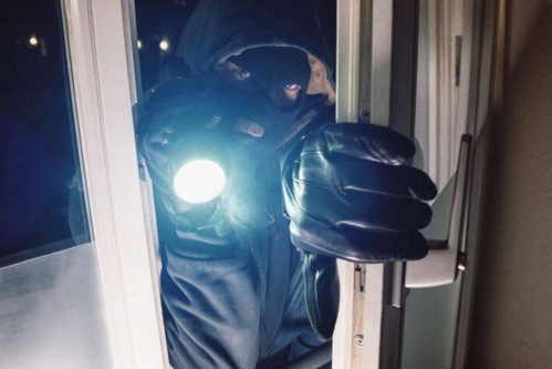 Un sursis probatoire octroyé au jeune bruxellois, qui s’est fait tirer dessus lors d’un home-jacking pour voler une collection de 200 armes à Roux