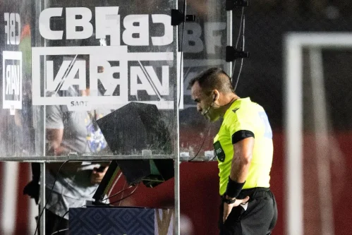 CBF revela conversa do VAR em Vitória x Palmeiras, mas omite lance com Maurício