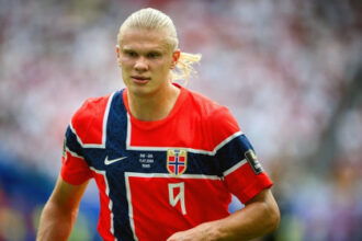 Norwegian soccer star Erling Haaland’s top-tier summer continues, snags pinnacle of celebrity photo-ops