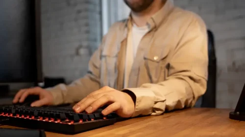 Estos teclados mecánicos parecen de gamers, pero también son para trabajar por horas