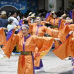 高知で「よさこい祭り」本番始まる　踊り子たちが高らかな鳴子の音とともに息ぴったりの踊り披露