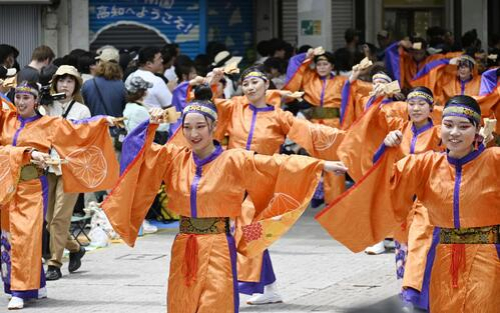 高知で「よさこい祭り」本番始まる　踊り子たちが高らかな鳴子の音とともに息ぴったりの踊り披露