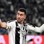 Chelsea urged to sign “very palatable gamble” Dusan Vlahovic as he remains without a club after Juventus exit
