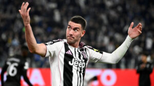 Chelsea urged to sign “very palatable gamble” Dusan Vlahovic as he remains without a club after Juventus exit