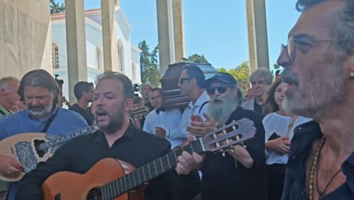 Συγκίνηση στο Α’ Νεκροταφείο: Τραγούδησαν το «Καραϊσκάκης» στο τελευταίο αντίο του Νίκου Καλογερόπουλου (vid)