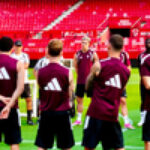 Robbie Ure se entrena con el equipo en la previa del Sevilla-Rayo