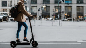 Moverse sobre dos ruedas cuesta menos con estos patinetes eléctricos