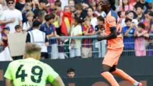 Mejor estreno imposible para Bisiwu: limpió las telarañas en su primer gol con el Barça