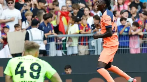 Mejor estreno imposible para Bisiwu: limpió las telarañas en su primer gol con el Barça