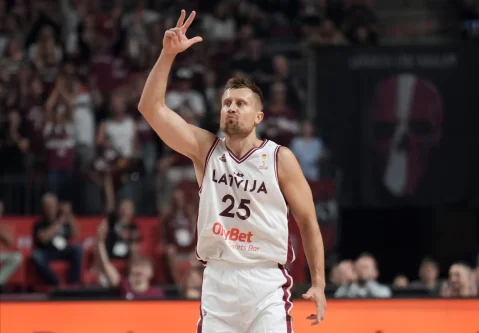 Valstsvienībā vairākos kvalifikācijas turnīros piedalījušais basketbolists karjeru turpinās Islandē