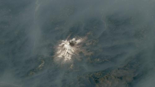 Wildfire smoke blankets volcanoes across the Pacific Northwest | Space photo of the day for Aug. 17, 2026