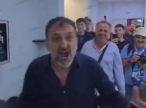 Nebunie în vestiar! Patronul a intrat cu o gentă de bani și a trântit-o în fața jucătorilor. Ce a urmat