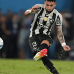 Capitão Alex Telles sai em defesa de Danilo Santos