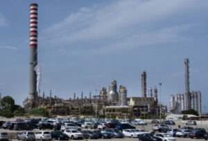 Rafinăria Petrotel-Lukoil din Ploiești, deținută de ruși, intră în insolvență. Ce se întâmplă cu angajații și producția