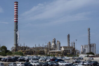 Rafinăria Petrotel-Lukoil din Ploiești, deținută de ruși, intră în insolvență. Ce se întâmplă cu angajații și producția