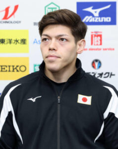 柔道パリ銀の村尾三四郎が26歳の誕生日　花火光るケーキ前に「自分を信じて全力で頑張ります」