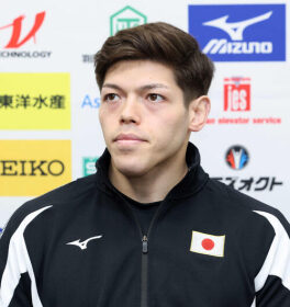 柔道パリ銀の村尾三四郎が26歳の誕生日　花火光るケーキ前に「自分を信じて全力で頑張ります」