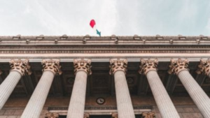 US government and bond traders locked in standoff over yields and borrowing costs